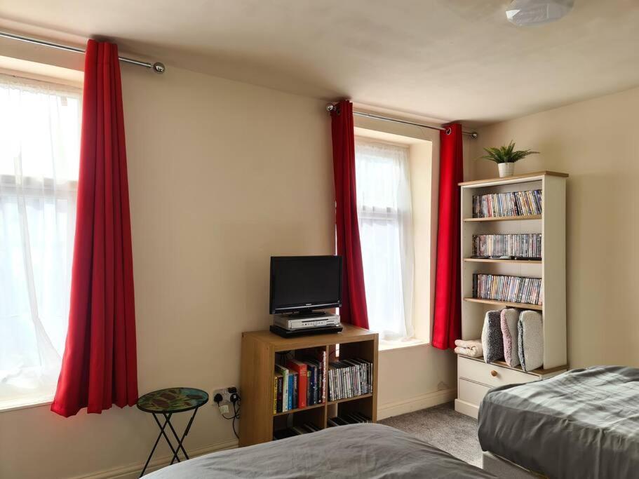 Ideal Close To The Hustle And Bustle,town Centre Apartment