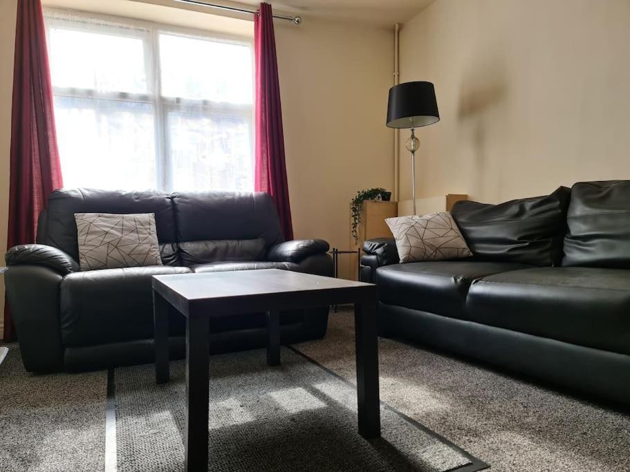 Ideal Close To The Hustle And Bustle,town Centre * Ashton-under-Lyne