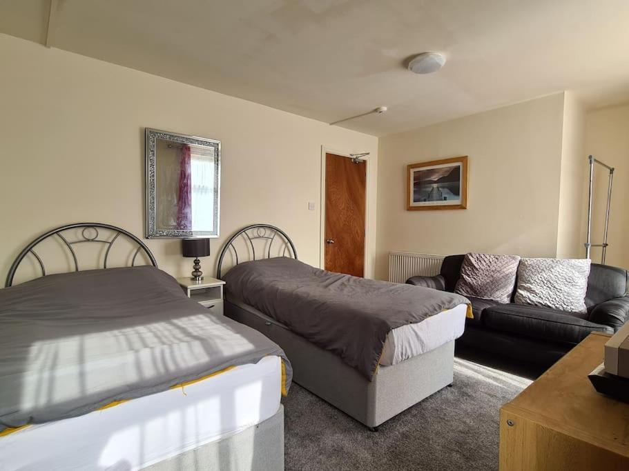 Ideal Close To The Hustle And Bustle,town Centre * Ashton-under-Lyne